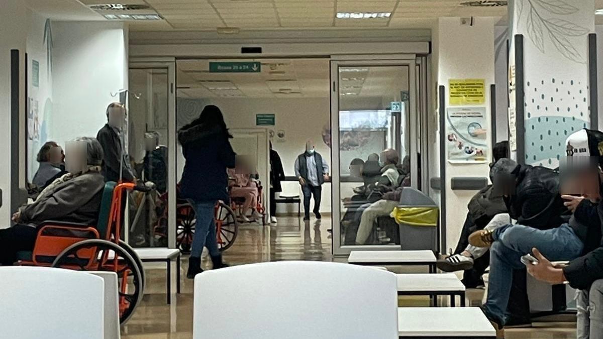 Pacientes en la sala de espera de urgencias del Miguel Servet, este viernes.