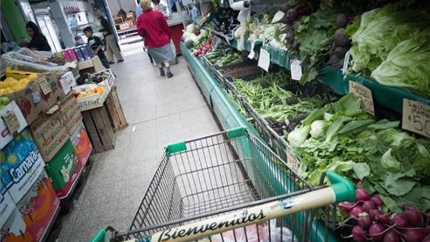 Los precios bajan un 1% en enero, pero suben también un punto en tasa anual