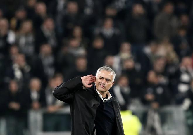 El entrenador del Manchester United José Mourinho hace un gesto al público al finalizar el encuentro de la UEFA Champions League entre la Juventus y el Manchester United en el Allianz stadium en Turin