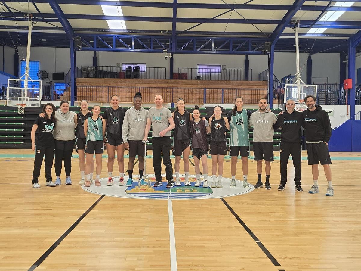 Ben Wilkinson con la plantilla del CAB Estepona antes de los cuartos de final de la LF Endesa.
