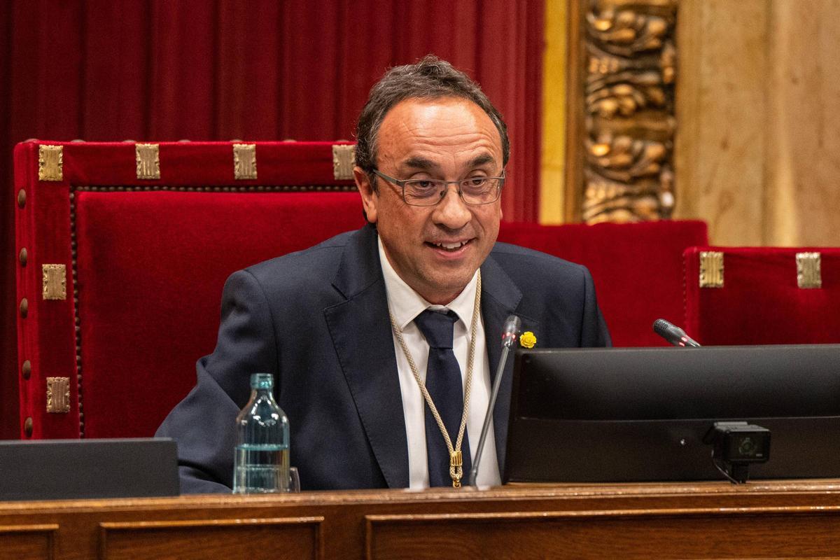 El nuevo presidente del Parlament, Josep Rull, sentándose por primera vez su puesto de honor.