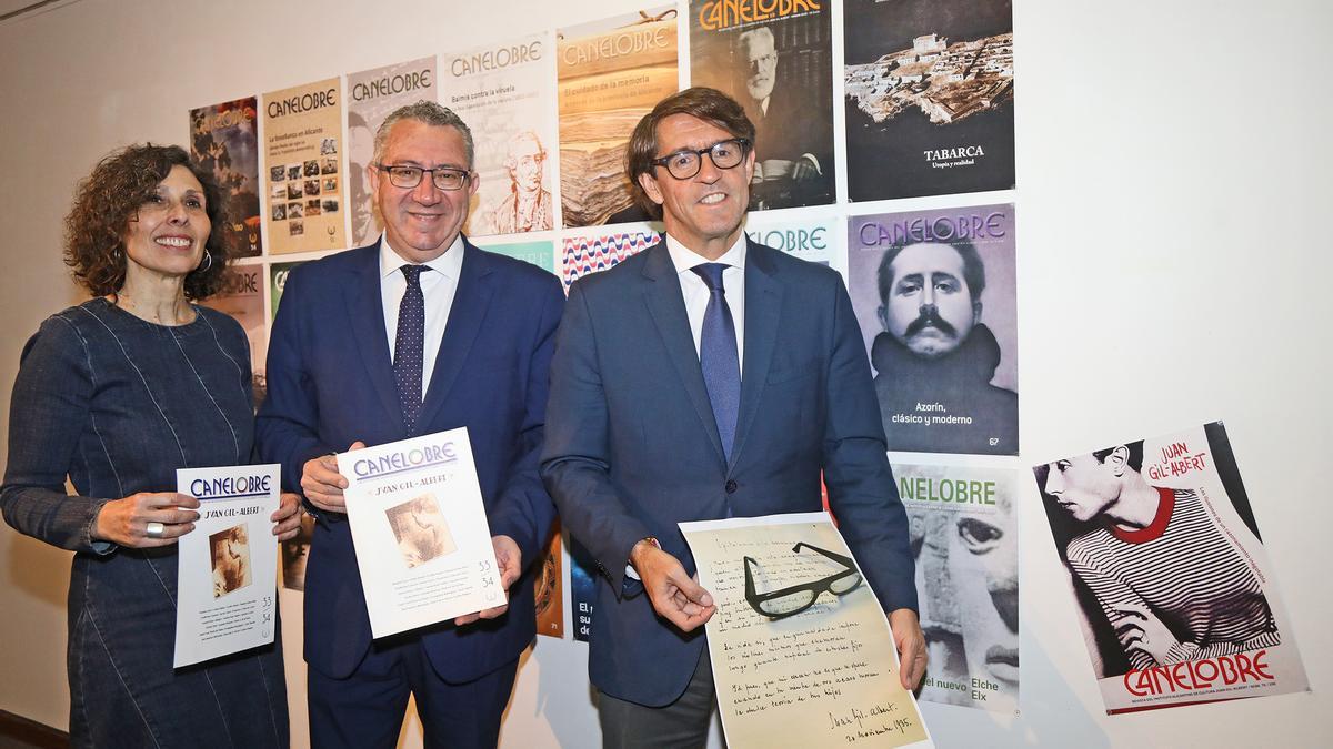 Cristina Martínez, Toni Pérez y Juan de Dios Navarro, junto a portadas de la revista Canelobre