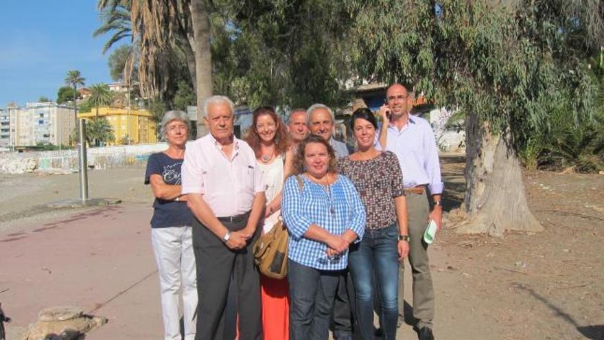 Los concejales de IU Eduardo Zorilla y Ana García Sempere, junto a los vecinos de Pedregalejo y El Palo.