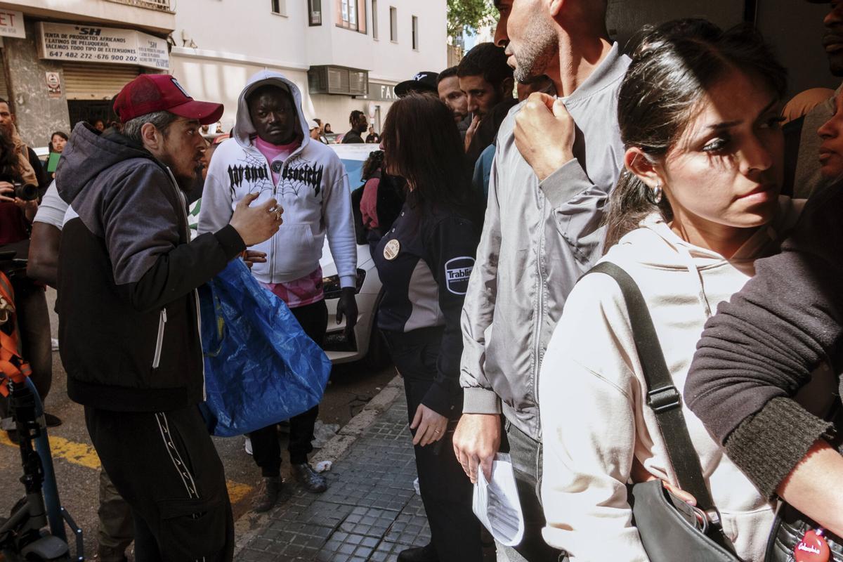 Largas colas este lunes en Pere Garau por la regularización