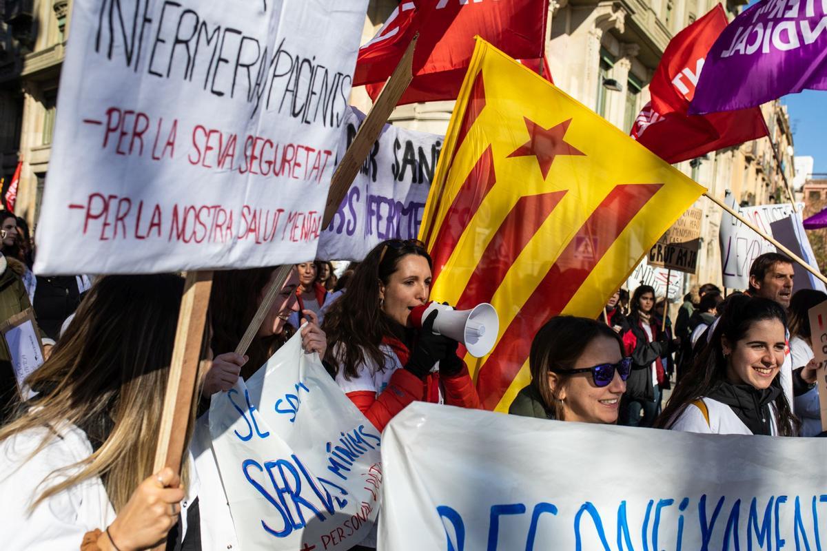 Momento de la manifestación conjunta de trabajadores de la educación y sanidad, este miércoles en Barcelona.