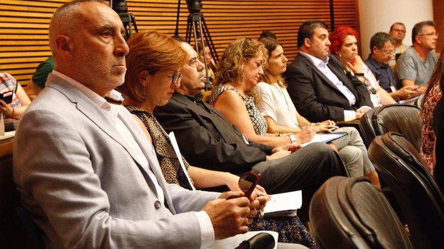 Josep López, en primer plano en la comisión de las Corts.