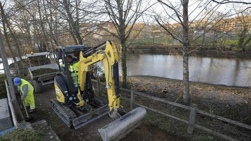 Las máquinas trabajaban ayer en la senda peatonal que bordea al lago. // Bernabé/Javier Lalín