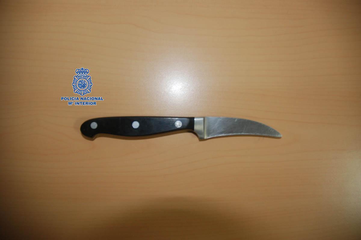 Los agentes incautaron un cuchillo a uno de los detenidos