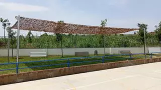 Figueres instal·la lones de tela orgànica als patis d'escoles per crear espais d’ombra