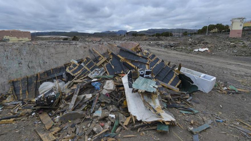 Los restos de pateras se amontonan en el barranco de Maspalomas