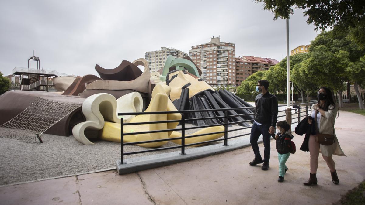 El parque se reabrió en mayo, pero hubo que cerrarlo a las pocas horas al aparecer alergias por la fibra de vidrio.