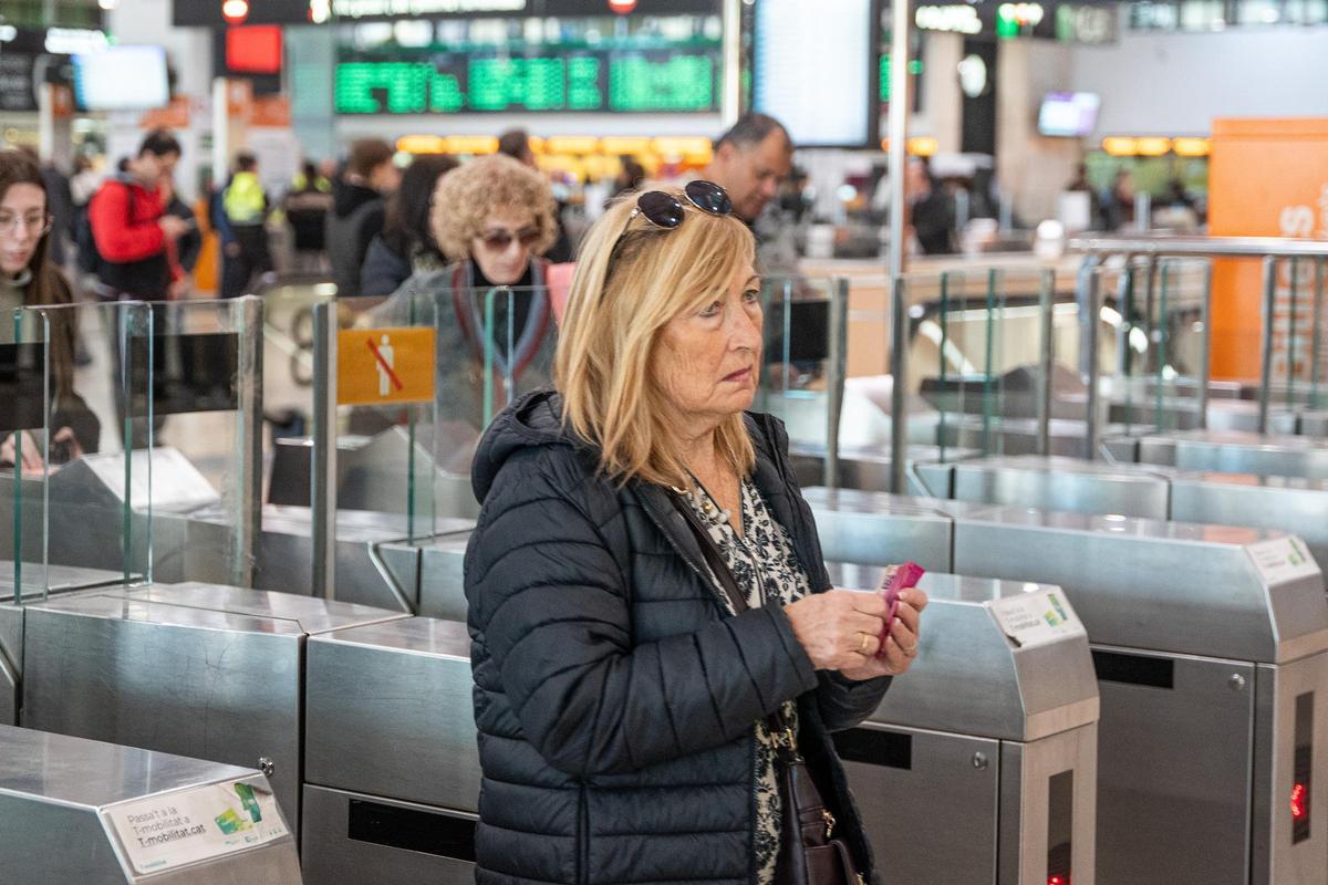 Usuarios del transporte público afrontan la pérdida de la bonificación de los billetes