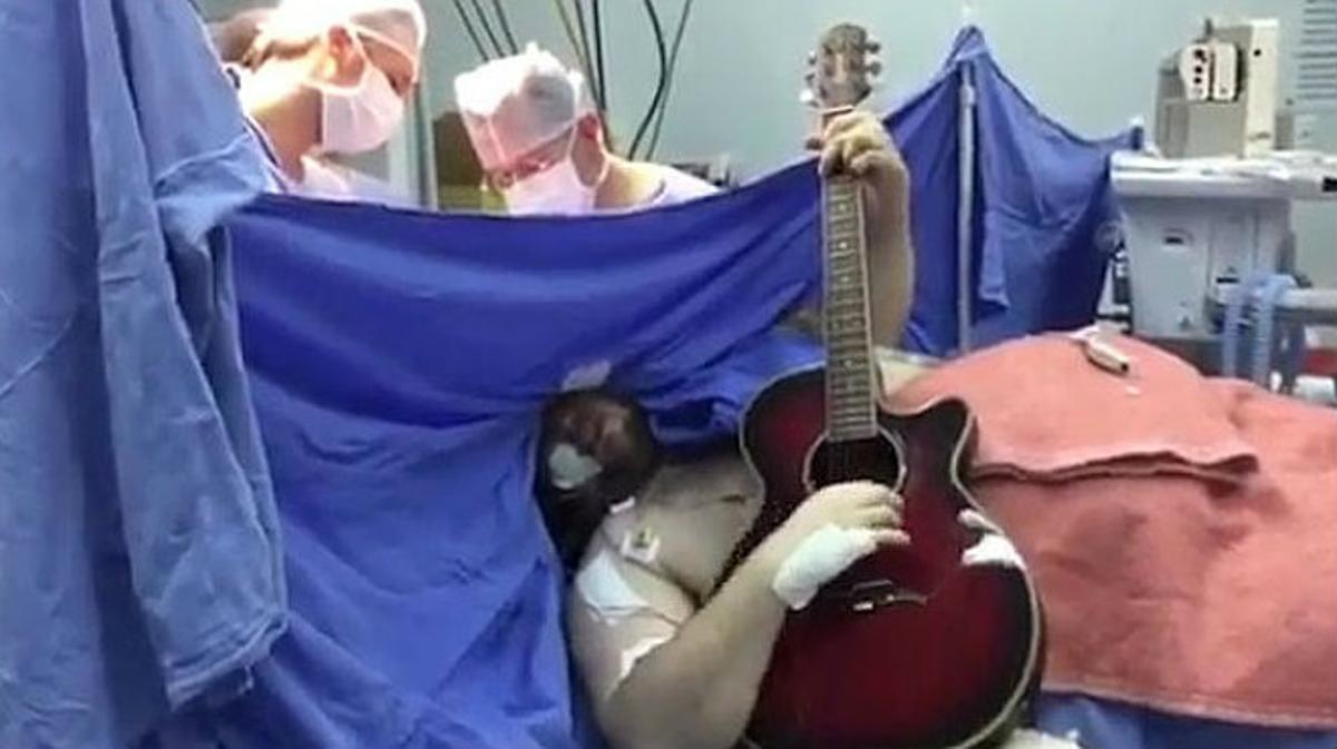 Un jove amb càncer interpreta ’Yesterday’, dels Beatles, a la guitarra mentre els cirurgians li extirpen un tumor cerebral.