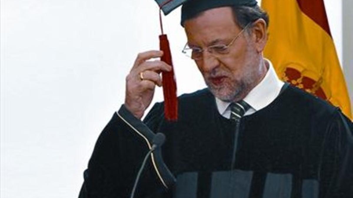 Rajoy, tras ser investido doctor honoris causa por la Universidad Sergio Arboleda de Bogotá, ayer.