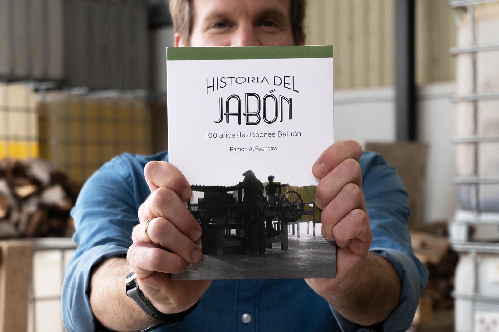 El profesor de la UJI Ramón Feenstra, autor del libro Historia del jabón.