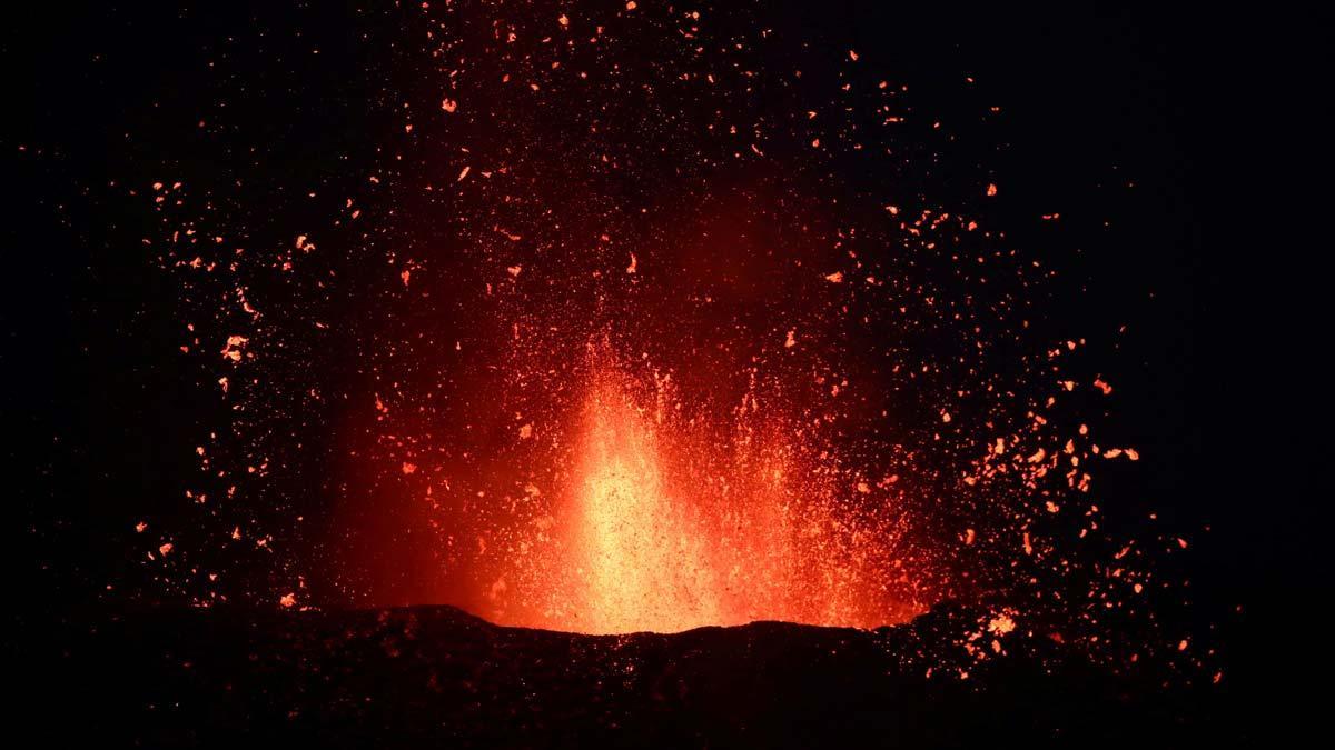 Noche de explosiones y actividad efusiva en el volcán de La Palma.