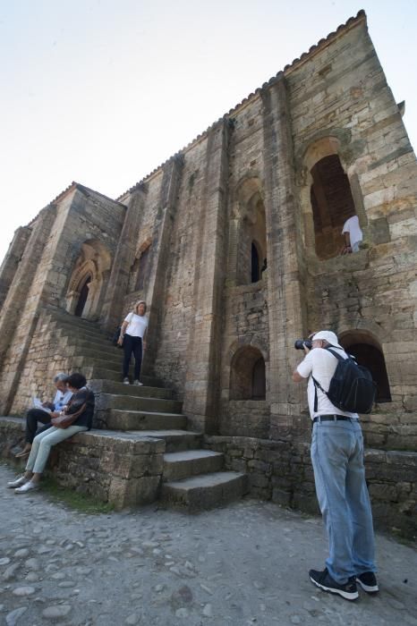 Turistas en Santa María del Naranco