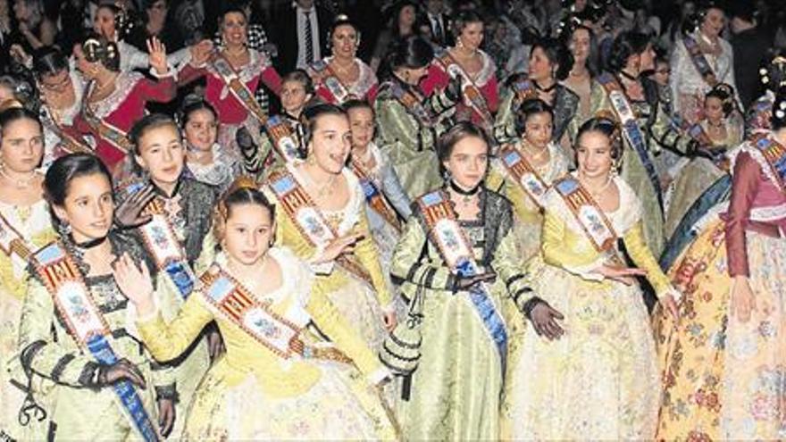 Burriana rinde homenaje con el baile a las nuevas reinas del 2016