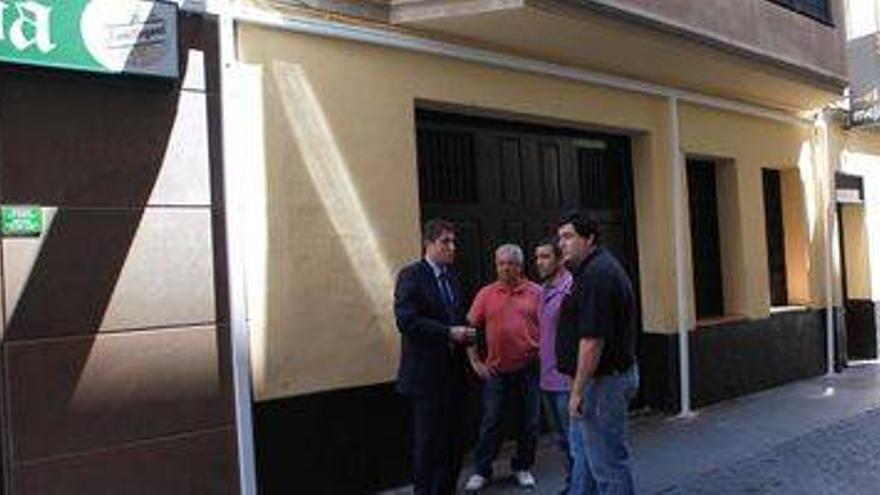 El concejal de Sostenibilidad, Gonzalo Romero, supervisa la instalación de los toldos en la zona de Las Tascas
