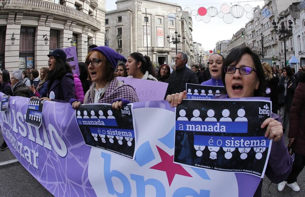 Vigo sale a la calle para clamar contra la violencia machista // R. Grobas