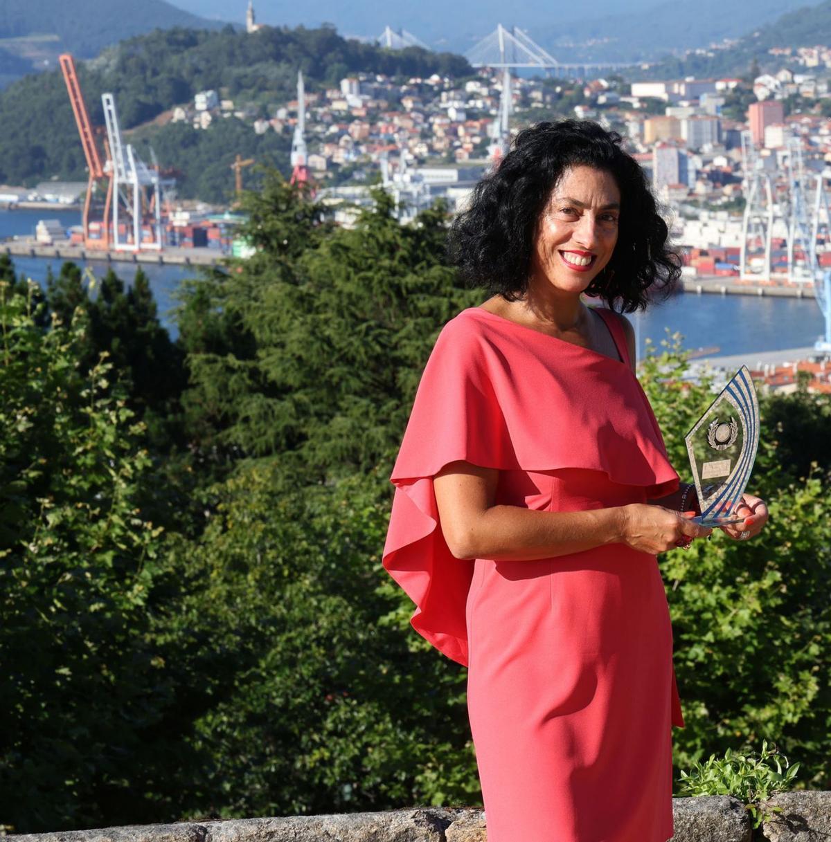 Marta Pardo
posa en Vigo con
 su Best Live
 Speaker Award 2024.  
 // José Lores