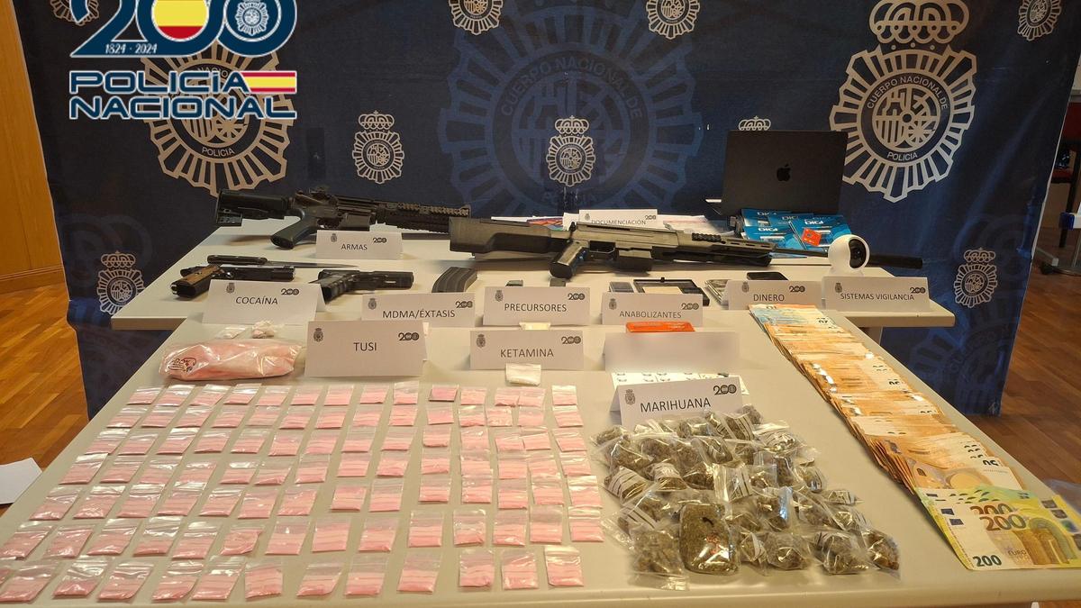 Imagen de los efectos intervenidos a los miembros de la organización.