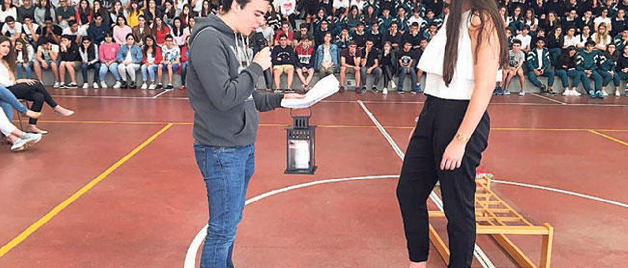 Acto en el patio del colegio.