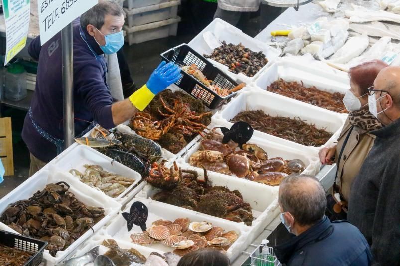 Venta de marisco en la plaza de abastos de Vilagarcía.