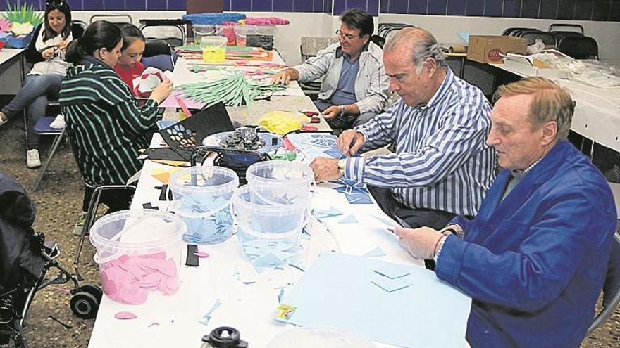 Los falleros trabajan para plantar las mejores Cruces de Mayo