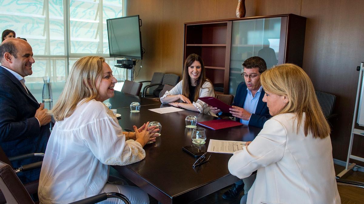Ricard Gallego, Natàlia Enguix, Paula Soler, Jorge Rodríguez y Susana Camarero, durante la reunión de hoy.