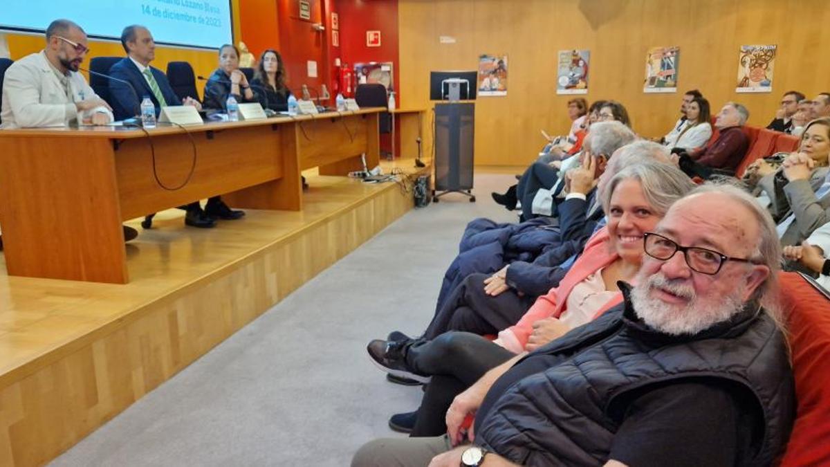 El consejero de Sanidad ha inaugurado la jornada celebrada en el Clínico. En primer plano, Luis Marco, primer paciente que recibió un trasplante hepático en Aragón