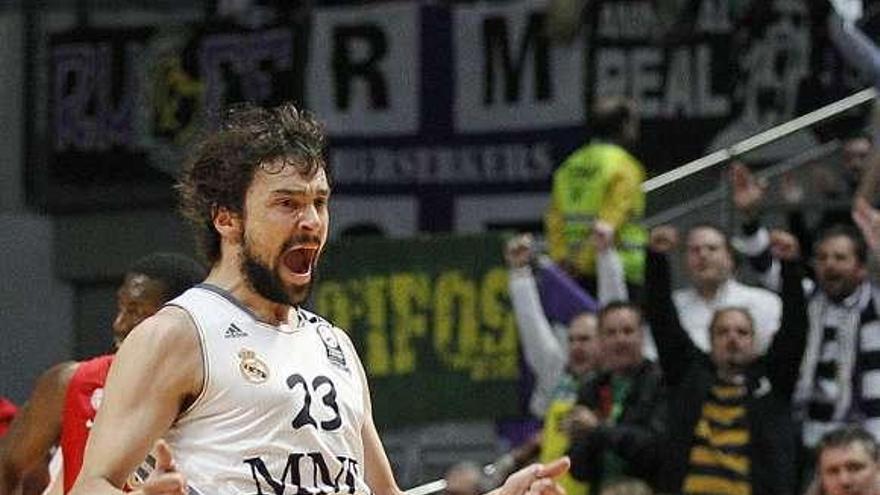 Llull festeja una de las canastas de ayer. // Efe