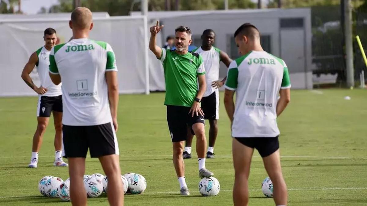 Iván Ania da indicaciones a sus futbolistas durante el 'stage' del pasado año en Oliva.