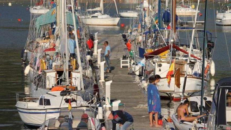 Yates clásicos franceses atracados en el puerto de Aguete.  // Santos Álvarez