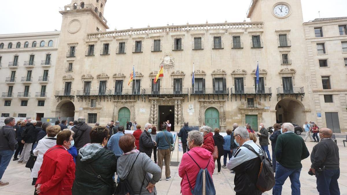 Un instante de la protesta frente al Ayuntamiento de Alicante