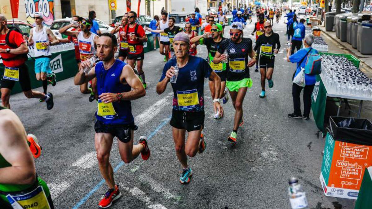 Km 35 punto para hidratarse en la  Marató de Barcelona