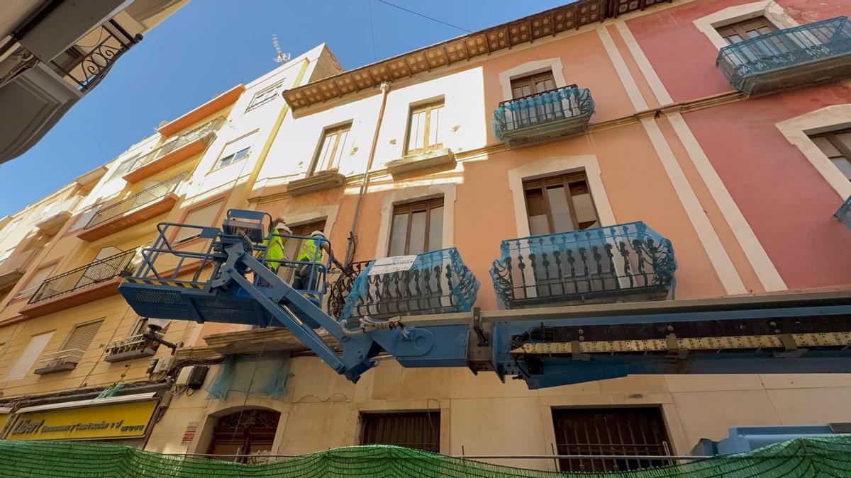 Operarios este sábado retiran balcones antes de la demolición de la Banca Peral de Elche