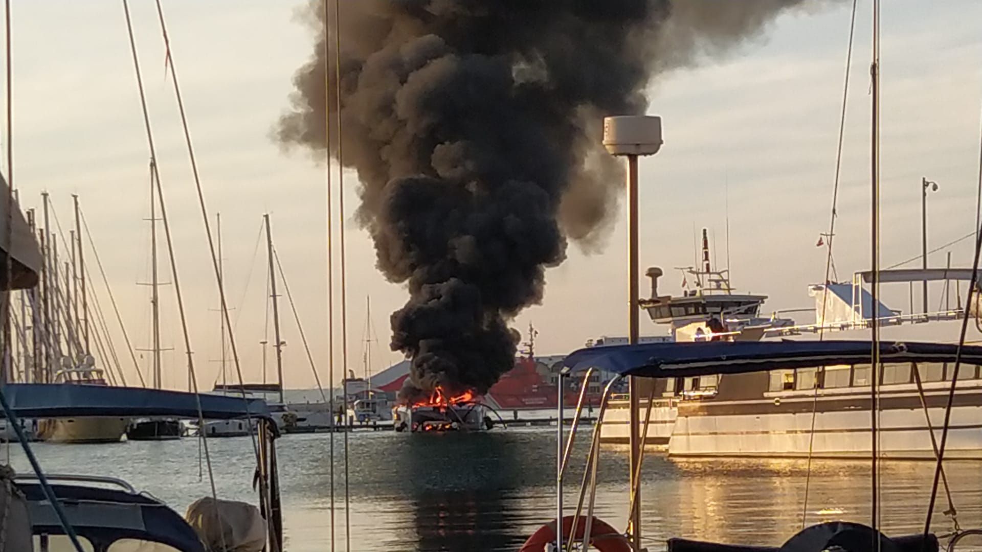 Arde un catamarán en el puerto de Palma