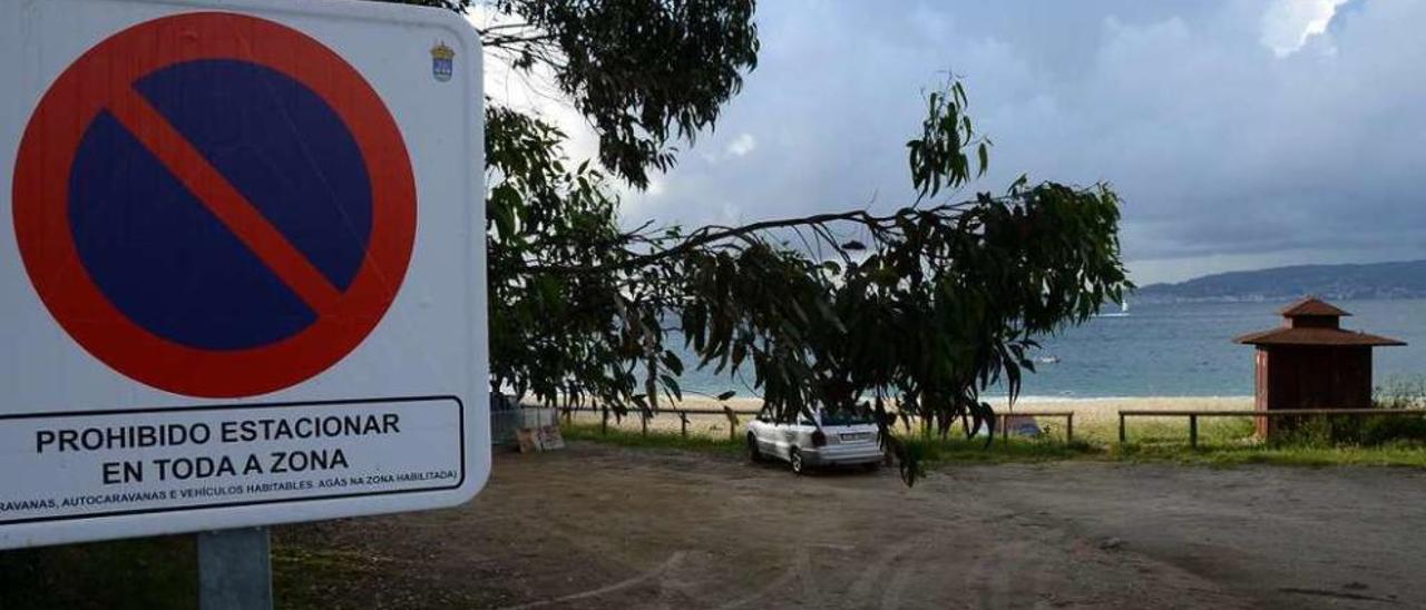 La señalización que prohíbe estacionar y la explanada de Mourisca. // Gonzalo Núñez