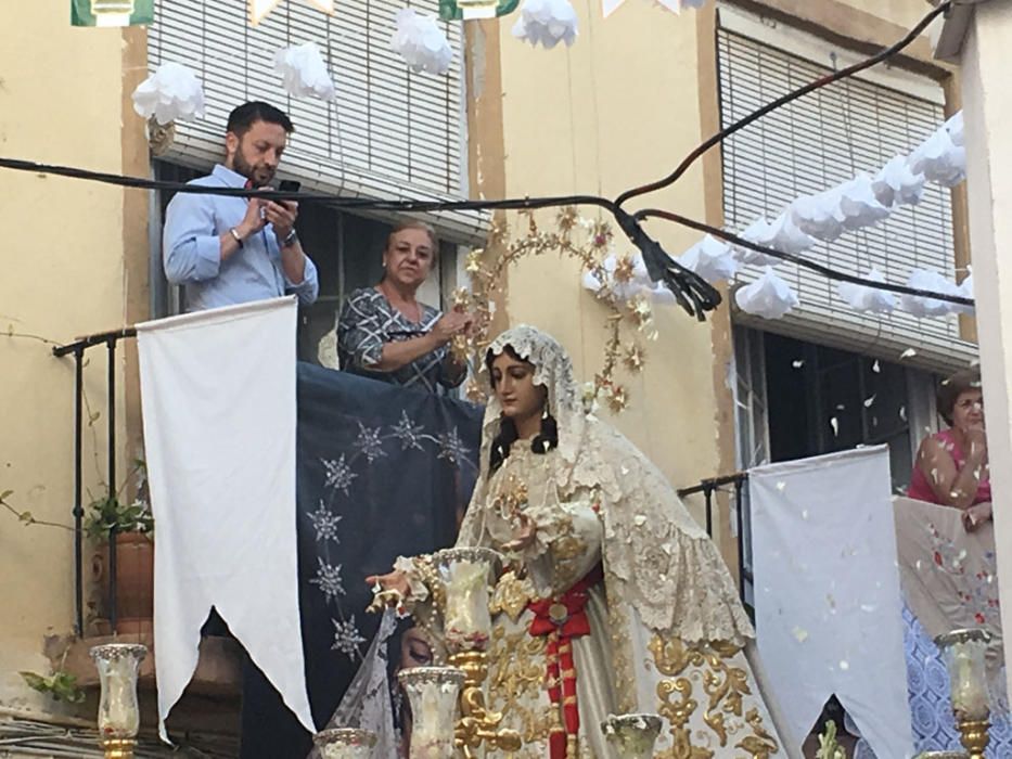 La cofradía del Rocío celebra estos días las vísperas de la solemnidad de Pentecostés y lo ha hecho este sábado con una procesión que ha comenzado a las 18.30 horas desde la casa hermandad