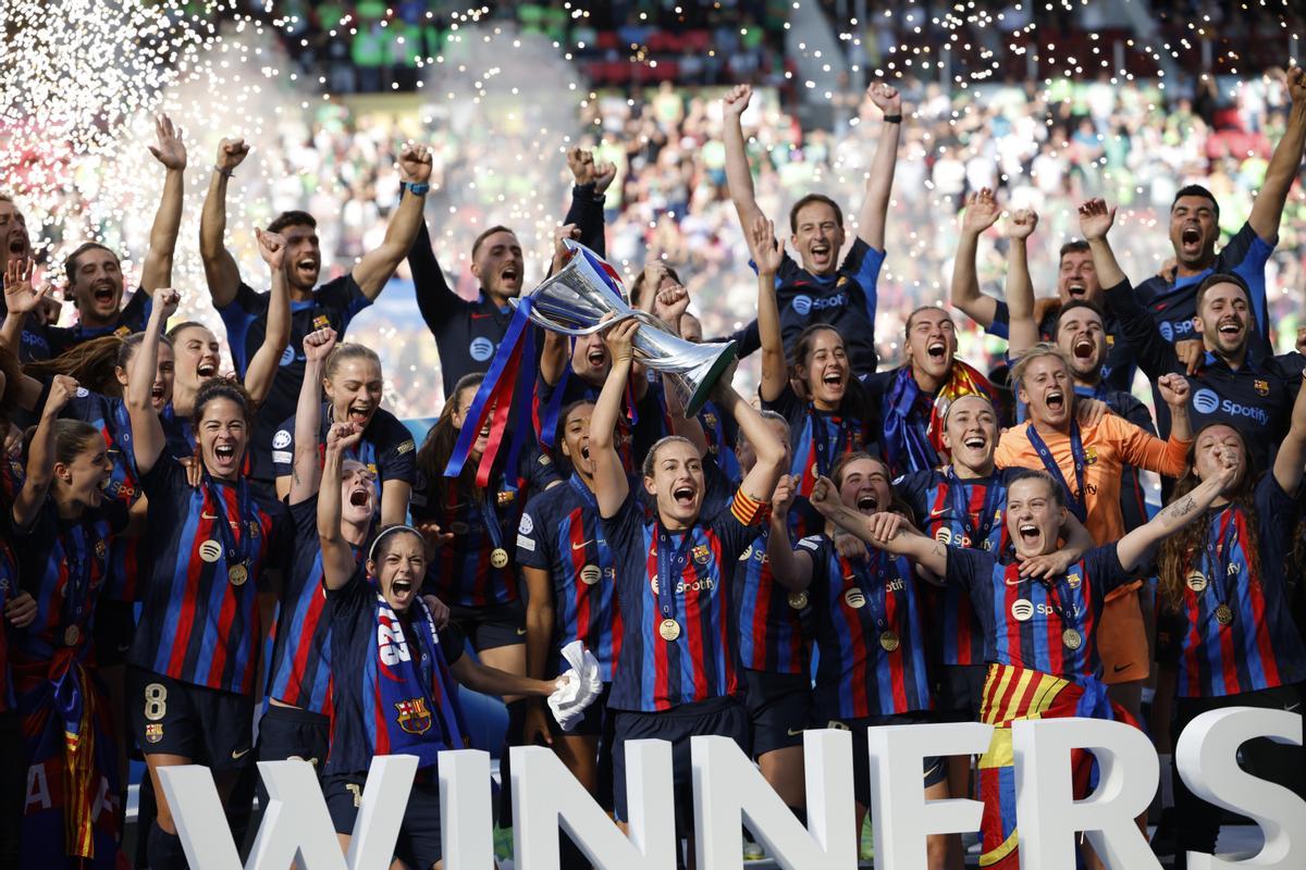 EINDHOVEN (PAÍSES BAJOS), 03/06/2023.- Las jugadoras del FC Barcelona celebran con el trofeo tras vencer en la final de la Liga de Campeones Femenina ante el Wolfsburgo, este sábado en el Philips Stadion de Eindhoven. EFE/ Alberto Estévez