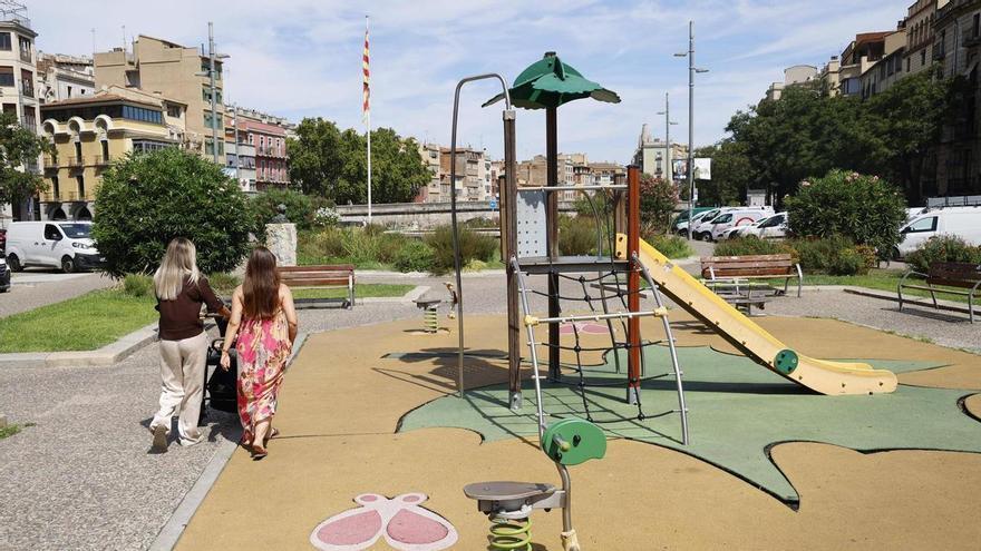 La calor buida els parcs infantils de Girona: "Els tobogans són un forn"