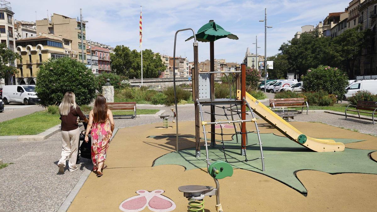 El parc infantil de plaça Catalunya, a ple sol durant gairebé tot el dia