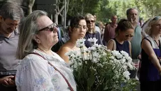 Un centenar de personas homenajea en Madrid al fallecido a la salida del concierto de Karol G