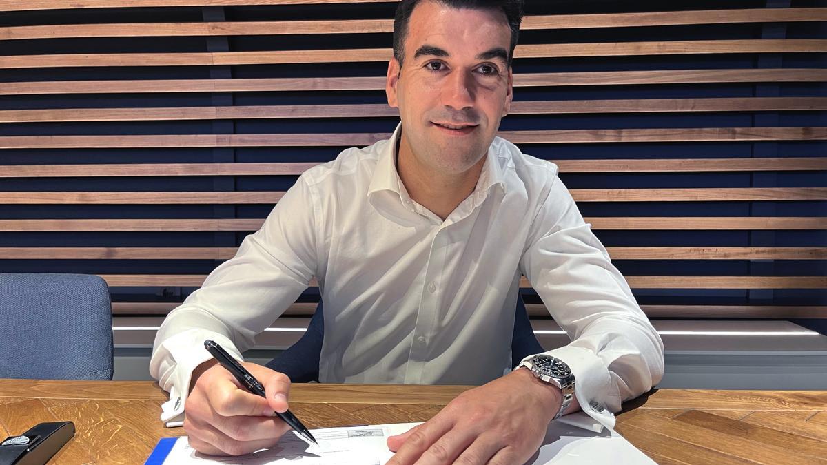 Manolo Reina firma su nuevo contrato con el Málaga tras cinco años vistiendo la camiseta del Real Mallorca.