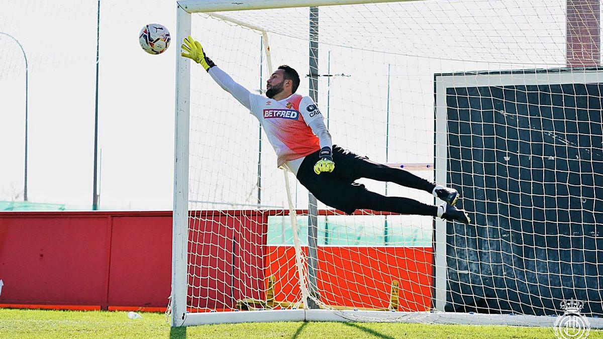 Miquel Parera, que hoy será titular, realiza una gran parada durante un entrenamiento.