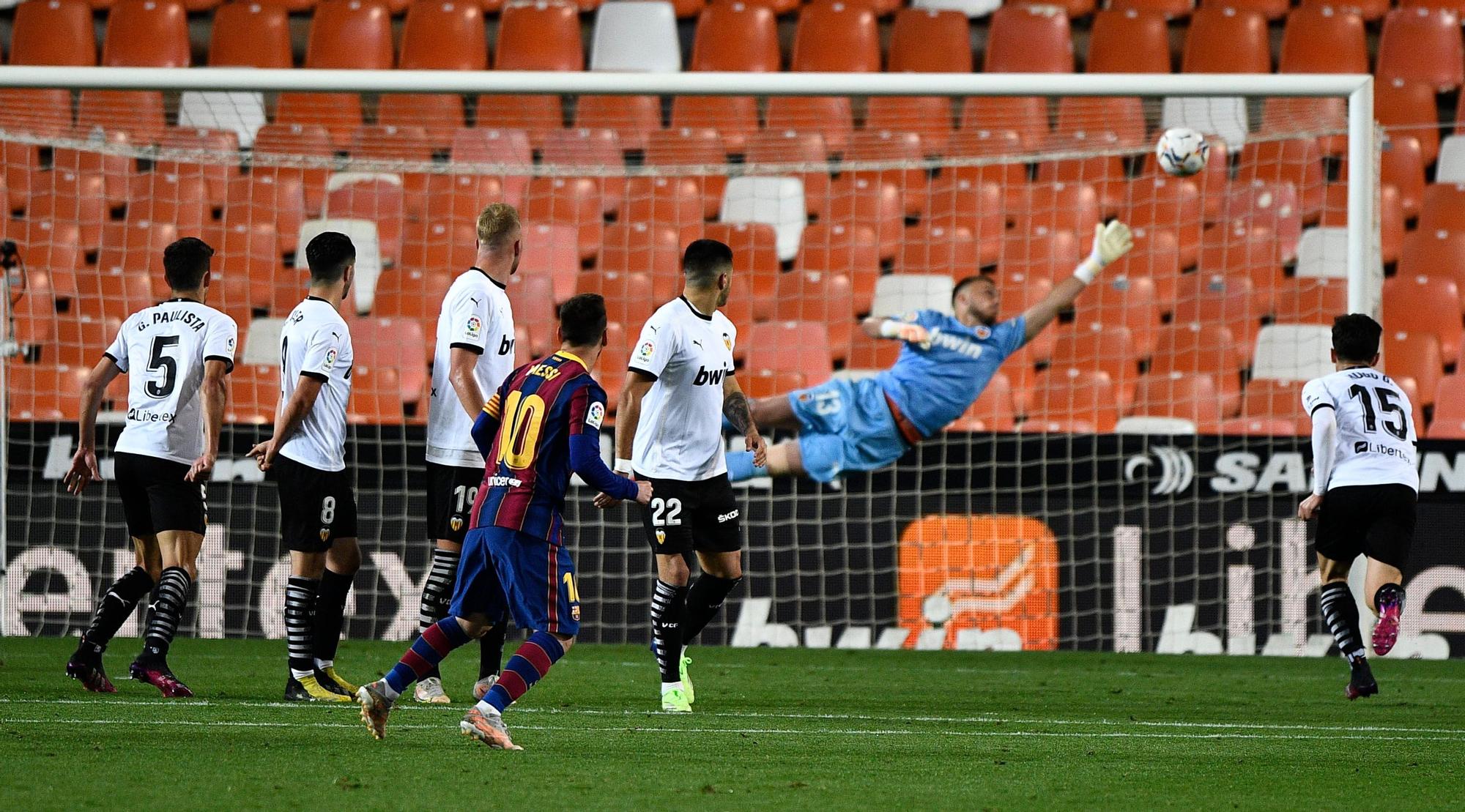 Messi firma el 1-3 al Valencia con una soberbia falta que supera la barrera y a Cillessen.