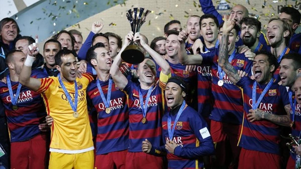 Los jugadores del Barça celebran su tercer título mundial.