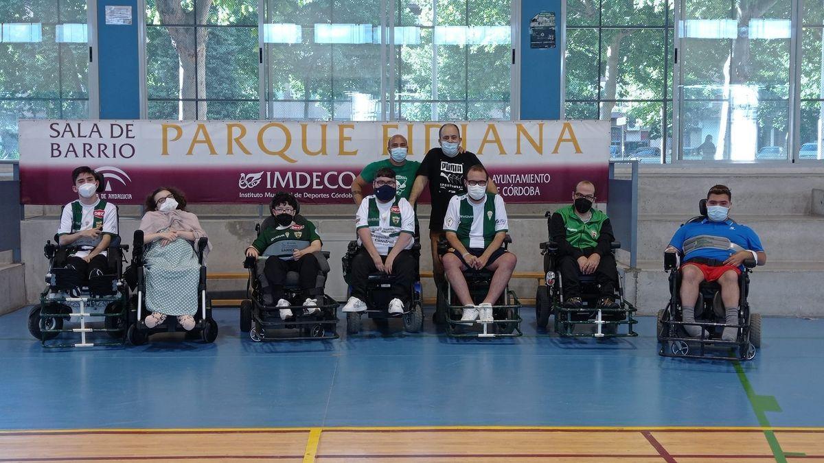 Jugadores del Córdoba Patrimonio Atomicos en el pabellón de Fidiana.