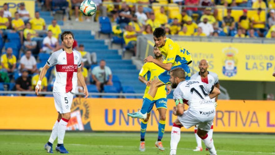 Pedri González remata de cabeza en el partido frente a la SD Huesca, campeón de esta temporada, entre Mosquera y Pulido